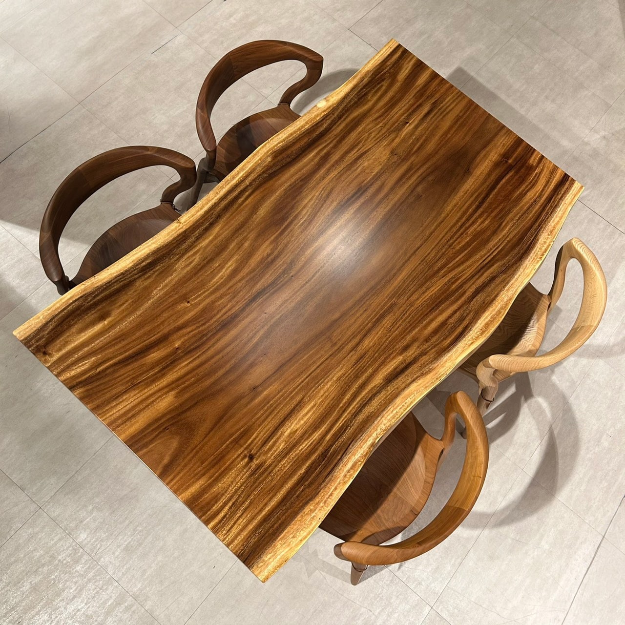 横浜店　モンキーポッド　幅150×奥行81-87×厚み4.9(cm)